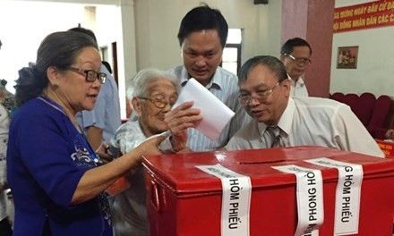 Cụ Mùi tự tay trao lá phiếu niềm tin vào thùng phiếu. 