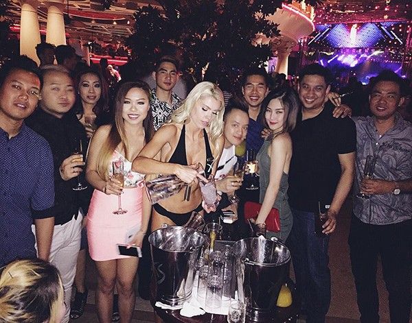 Hương Tràm cũng có dịp tham gia một buổi tiệc sôi động của giới trẻ Mỹ.