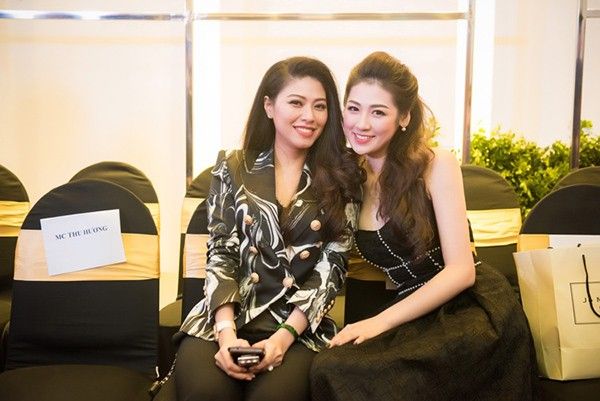 Tú Anh rạng rỡ khi gặp lại "cô giáo" Ngọc Trinh trong sự kiện ở Hà Nội.