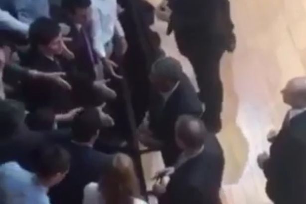 Tổng thống Barack Obama tháo nhẫn đang đeo trên ngón tay trái trước khi bắt tay mọi người.