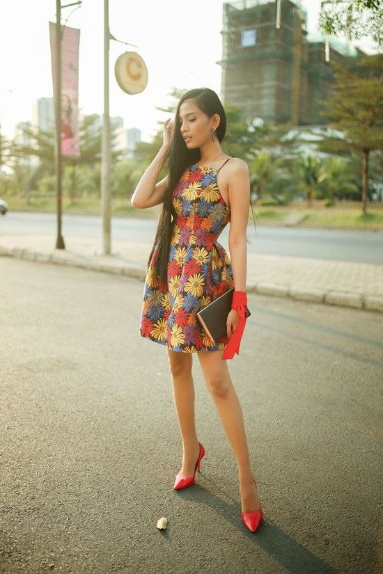 Nếu như chiếc đầm voan hoa bay bổng giúp Trương Thị May thật duyên dáng và nữ tính khi xuống phố thì chiếc đầm 2 dây lại mang tới sự gợi cảm pha chút kiêu kỳ.
