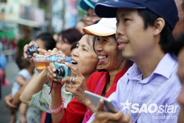 Nụ cười rạng rỡ của một người phụ nữ có mặt tại thời điểm Tổng thống Mỹ xuất hiện.