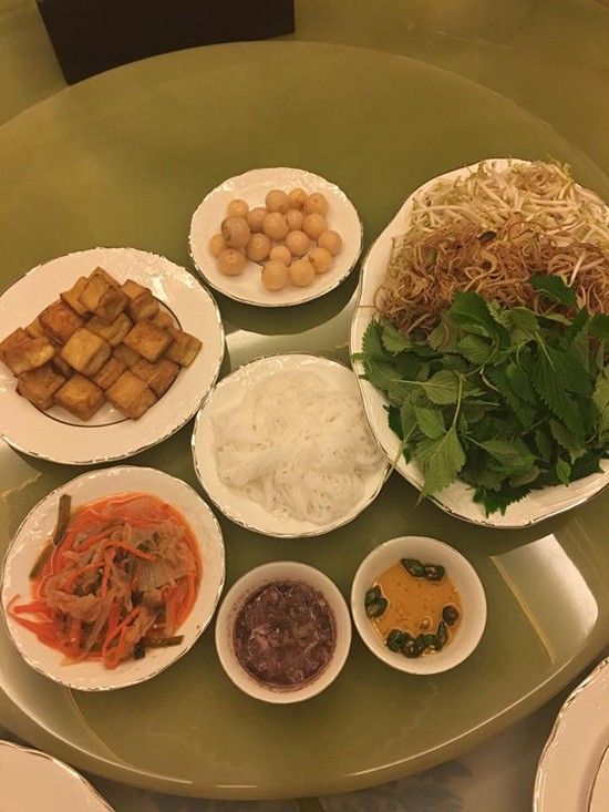 Mặc dù chỉ là bún đậu mắm tôm nhưng lại là món ăn yêu thích của Lý Nhã Kỳ.