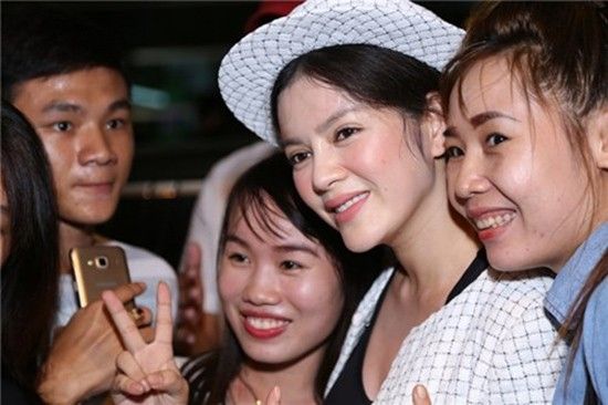 Lý Nhã Kỳ hạnh phúc khi được fan đứng đón ở sân bay Tân Sơn Nhất. (Ảnh: Thế giới trẻ)