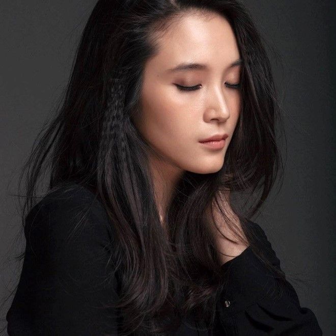 Ái My là một cô gái rất xinh đẹp và chững chạc.