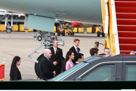 Ái My tiến lại chân cầu thang để chuẩn bị gặp gỡ Tổng thống. (Ảnh: Pháp luật Tp.HCM).