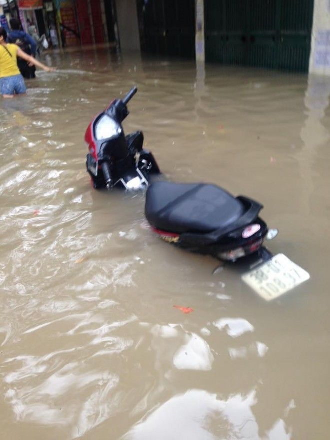 Ngập như thế này thì làm sao để đi...