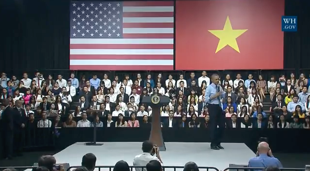 Sau vài phút trò chuyện, Tổng thống Mỹ cởi áo vest, xắn tay để tiếp tục thoải mái giao lưu với các bạn trẻ TP HCM