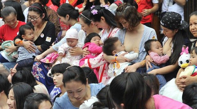 Hàng trăm bà mẹ tại Phúc Châu ra đường cho con bú tập thể