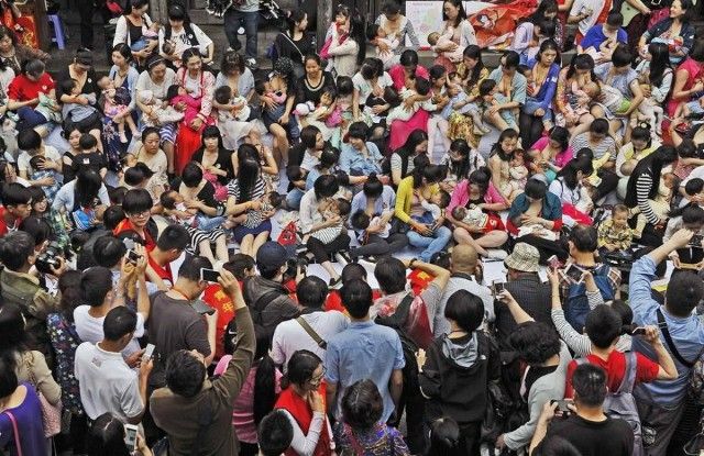 Rất nhiều người đứng lại chứng kiến sự kiện này