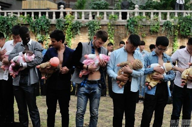 Các anh chàng cho "con bú" nhân"Ngày của mẹ".