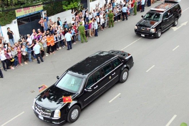 Người dân tập trung trên đường Nguyễn Bỉnh Khiêm hướng ra vòng xoay Điện Biên Phủ vẫy chào tạm biệt Tổng thống Obama