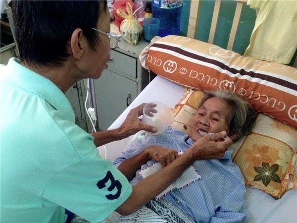 Dù đã được các y bác sĩ tận tình cứu chữa, nhưng vì tuổi đã cao nên cụ Tám không thể qua khỏi.