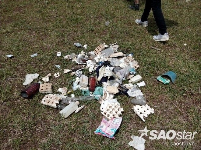 ...và để lại hàng đống rác thải khi ra đi.