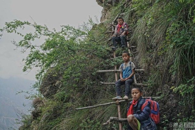 Những chiếc thang buộc rất thô sơ