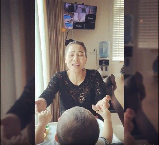 Đoạn video ghi lại khoảnh khắc Thu Minh hát một đoạn của ca khúc I Dreamed a Dream khi con trai khóc. Vừa nghe mẹ hát xong, bé Gấu đã nín và lại cười thích thú. Qua bài hát này, Thu Minh cũng muốn dạy con lòng nhân ái, biết yêu thương con người.