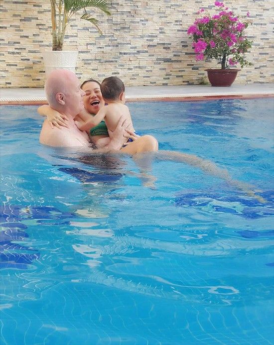 Giây phút hạnh phúc ông xã dùng một tay bế cả hai mẹ con Thu Minh dưới hồ bơi được nữ ca sĩ chia sẻ trên Facebook vào ngày 25/4/2016: "Bố đi làm thì thôi chứ ở nhà là bị dụ xuống nước cho 2 mẹ con đu bám liền tay...".