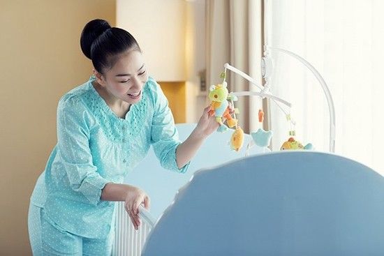 Mỗi sáng thức dậy, Thu Minh cảm thấy vui vẻ và hạnh phúc khi được vui đùa cùng con.