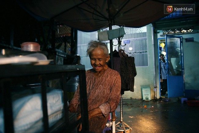 Mỗi khi trời mưa, không đi bán được, cụ lại ngồi trước nhà như thế này, ông Minh liên tục bảo mẹ vào nhà nhưng cụ đều đáp: Vô đó chật chội vướng víu tụi con chứ được gì đâu! 