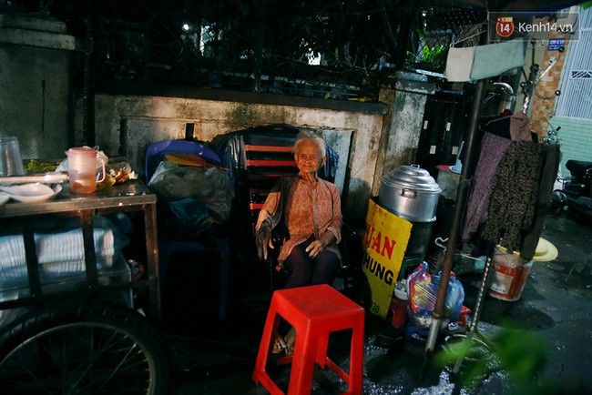 Không gian nghỉ ngơi của cụ Thơm chỉ đơn giản như thế này. 