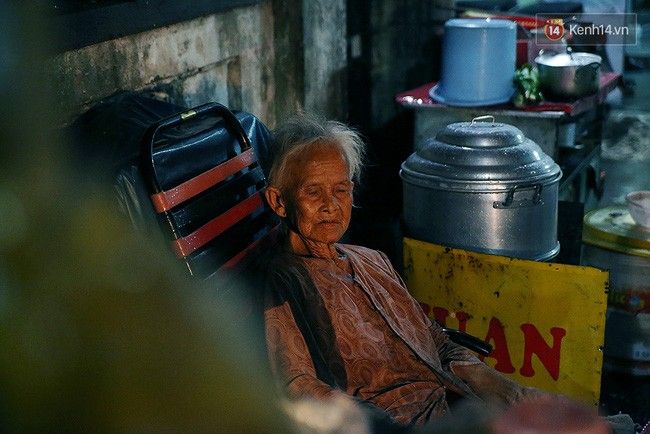 Khi những ngôi nhà trong hẻm chìm vào giấc ngủ, cụ Thơm cũng chợp mắt sau một ngày dài mưu sinh... 