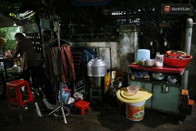 Ngồi chán, cụ lại chuẩn bị đồ, nguyên liệu cho ngày mai đi bán xôi sớm. 