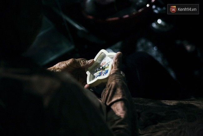 Lúc nào đi bán cụ cũng mang theo chiếc đồng hồ do cháu nội tặng. 