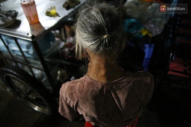 Cụ Thơm bị thoái hóa cột sống, thường xuyên đau nhức lưng nhưng vẫn cặm cụi ngồi bóc vỏ trứng cút để bán. 