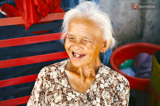 Khi thấy buồn bạn cứ đến với cụ Thơm, nhìn cụ cười mình cũng thấy vui! 