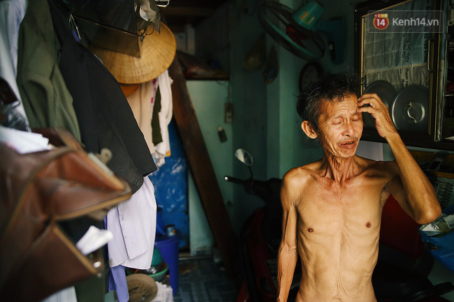 Cụ Thơm cùng với con cháu sống trong căn nhà chật hẹp với diện tích chỉ 7m2. Buổi trưa, bên trong căn nhà hơi nắng tỏa hầm hập khiến ông Minh cũng phải vã mồ hôi. 