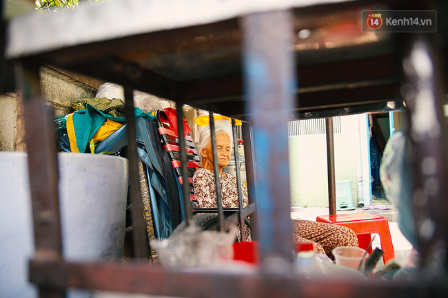 Cũng vì không chịu nổi cái nóng bí bách, chật chội trong nhà nên cụ Thơm chỉ ngủ ngoài đường suốt hàng chục năm qua. 