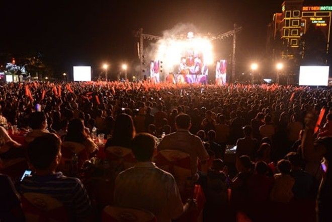 Hàng ngàn khán giả đã có mặt để theo dõi chương trình âm nhạc đặc biệt này.