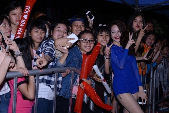 Nữ ca sĩ cũng không quên ghi lại những khoảnh khắc đáng nhớ bên FC của mình.