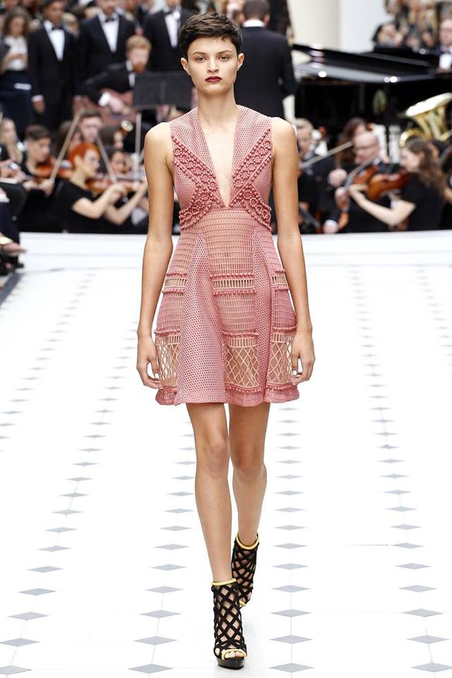 Cận cảnh mẫu váy trên sàn runway.