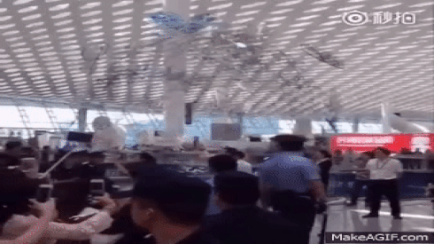 Song Joong Ki gây ồn ào vì cảnh hàng chục an ninh tạo hàng rào bảo vệ giữa sân bay Ảnh 2