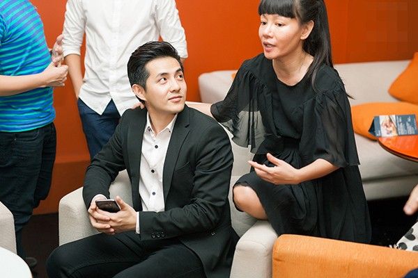Bên cạnh đó buổi họp còn xuất hiện Ông Cao Thắng bạn trai của đông Nhi. Anh đại diện nữ ca sĩ đến họp ý tưởng cho màn xuất hiện lần này của cô tại chương trình. Đông Nhi được kỳ vọng sẽ toả sáng và ghi dấu ấn với lần đầu tham dự nên cô đầu tư rất nghiêm túc và giành thời gian lớn cho lần xuất hiện này.