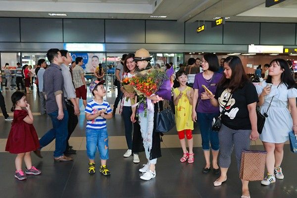 Không quên nán lại trò chuyện với các bé.