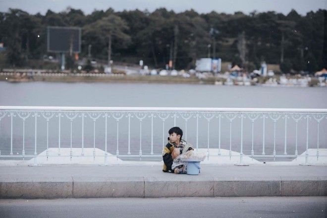 Những ánh mắt ngóng trông người qua lại của em bé thật sự khiến người xem cảm thấy xót xa