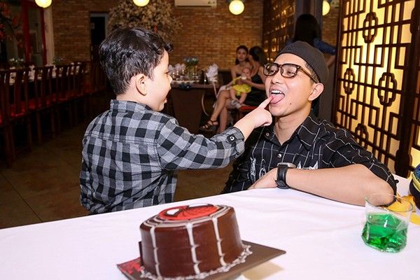 Bé Sushi thích thú nghịch bánh kem cùng bố mẹ.