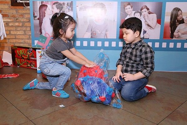 Bé Thỏ ngượng ngùng tặng quà cho anh Sushi.