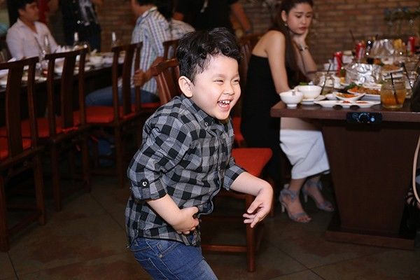 Khi được hỏi con cảm thấy thế nào về buổi tiệc này, Sushi hóm hỉnh trả lời cậu thấy vui và rất thích. "Có bé Thỏ, có bố, mẹ, mọi người đến chơi với con rất đầy đủ. Ngoài ra, con còn nhận được nhiều đồ chơi nên thích lắm".