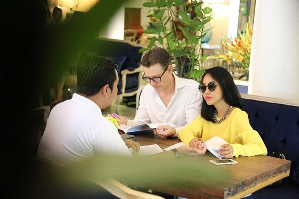 Sau đó, Hai vợ chồng Đoan Trang đã có buổi gặp gỡ với đạo diễn Lý Minh Thắng để cùng thảo luận về vai diễn trong bộ phim Sài Gòn, anh yêu em. Điều đặc biệt là Đoan Trang sẽ đóng cặp với chính chồng mình trong bộ phim, cả hai sẽ vào vai một cặp vợ chồng nhà ngoại giao làm việc tại Sài gòn, khán giả hâm mộ sẽ lần đầu tiên được chiêm ngưỡng “người chồng điểm 10” của Đoan Trang. Lần đầu tiên tham gia phim điện ảnh, chồng Đoan Trang không khỏi bối rối và hồi hộp nhưng chỉ cần có Đoan Trang bên cạnh thì mọi lo lắng đều không còn.