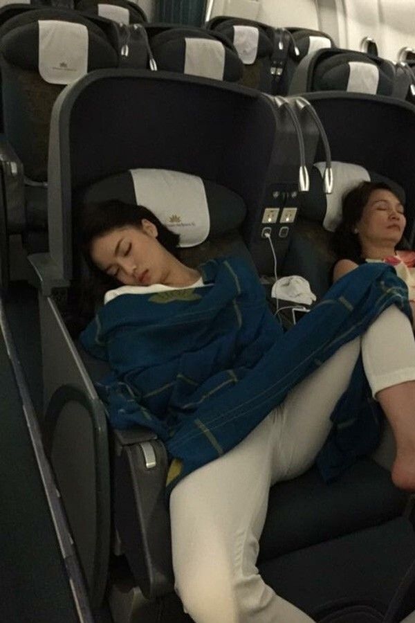 Có lẽ dáng ngủ kém duyên trên máy bay sẽ là bức ảnh Kỳ Duyên không bao giờ muốn nhìn lại. Rất nhiều ý kiến trái chiều xoay quanh dáng ngủ của cô, một số ý kiến yêu cầu Kỳ Duyên cần giữ hình ảnh ngay cả khi ngủ, không nên thiếu ý tứ. Nhưng không ít người bênh vực cho rằng khi ngủ khó mà kiểm soát được tư thế.
