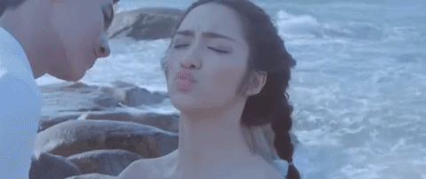 1001 biểu cảm 'đỡ không nổi' của Hòa Minzy trong phim ngắn ngôn tình Ảnh 2