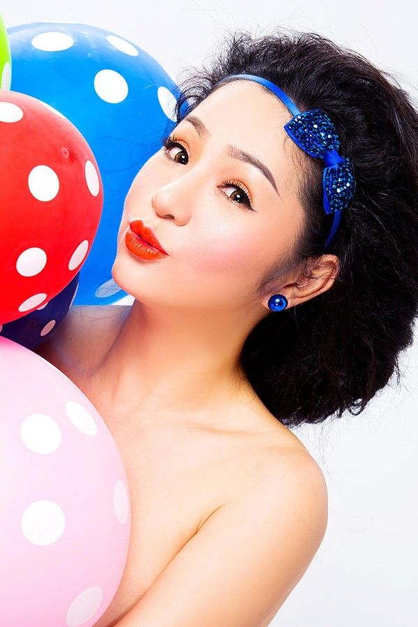 "Ai cũng có một vai cần diễn trong đời: Có kẻ giết người nhưng diễn vai thư sinh, có anh lưu manh nhưng giả danh tri thức, có chú thích bạo hành nhưng giả nai ngơ ngác. Còn có chị chồng đánh như đập bị, nhưng vẫn giả bộ đóng vai vợ đảm hiền thục hạnh phúc viên mãn. Còn tôi đang trong tận cùng của bế tắc đau khổ nhưng vẫn cười thật tươi cho đời vui đây. Vai diễn ấy của tôi có gì đáng ghét? Tôi đang sống cuộc đời mình, ngay cả khi bạn bảo tôi diễn thì đó cũng không phải là chuyện của tôi. Tôi sống có một lần thôi, hà cớ gì phải giả dối" - Thúy Nga thẳng thắn trải lòng trước những chỉ thích cô diễn cả trên sân khấu lẫn ngoài đời.