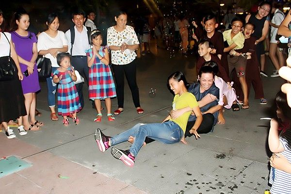 Phi Nhung hăng hái chơi kéo co cùng các con nuôi.