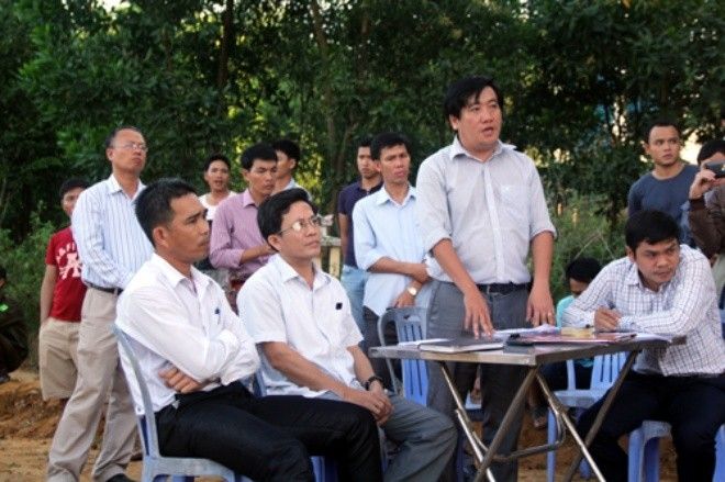 Ông Huỳnh Điệp (đứng), trong buổi đối thoại với dân. Ông này bị bắt hồi cuối năm 2015 sau những tố cáo của người dân. Ảnh: Tiến Hùng.