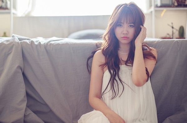 Thời gian gần đây, Hari Won thường chia sẻ những dòng cảm xúc đầy tâm trạng trên Facebook cá nhân. Nhiều người đặt nghi vấn, cô và Trấn Thành đang có trục trặc.