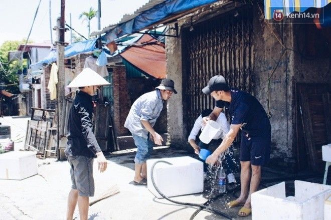 Cách giải nhiệt hiệu quả nhất chính là xối nước liên tục vào người. 