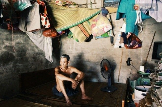 Nắng chiếu vào tận bên trong gian phòng. Nhìn căn nhà này chẳng khác nào lò thiêu. 